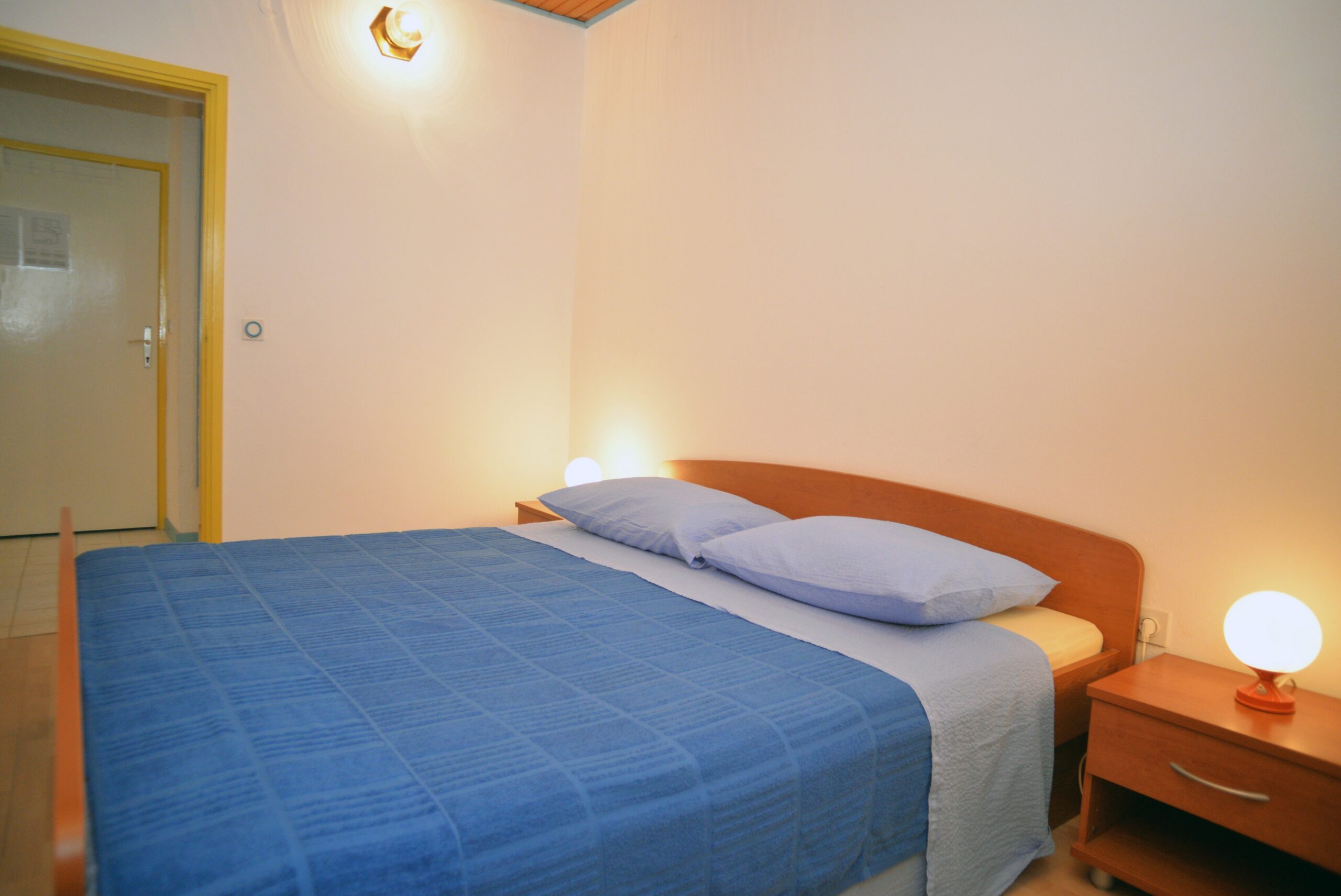 Spavaća soba s bračnim krevetom, apartman Vinko Vodice