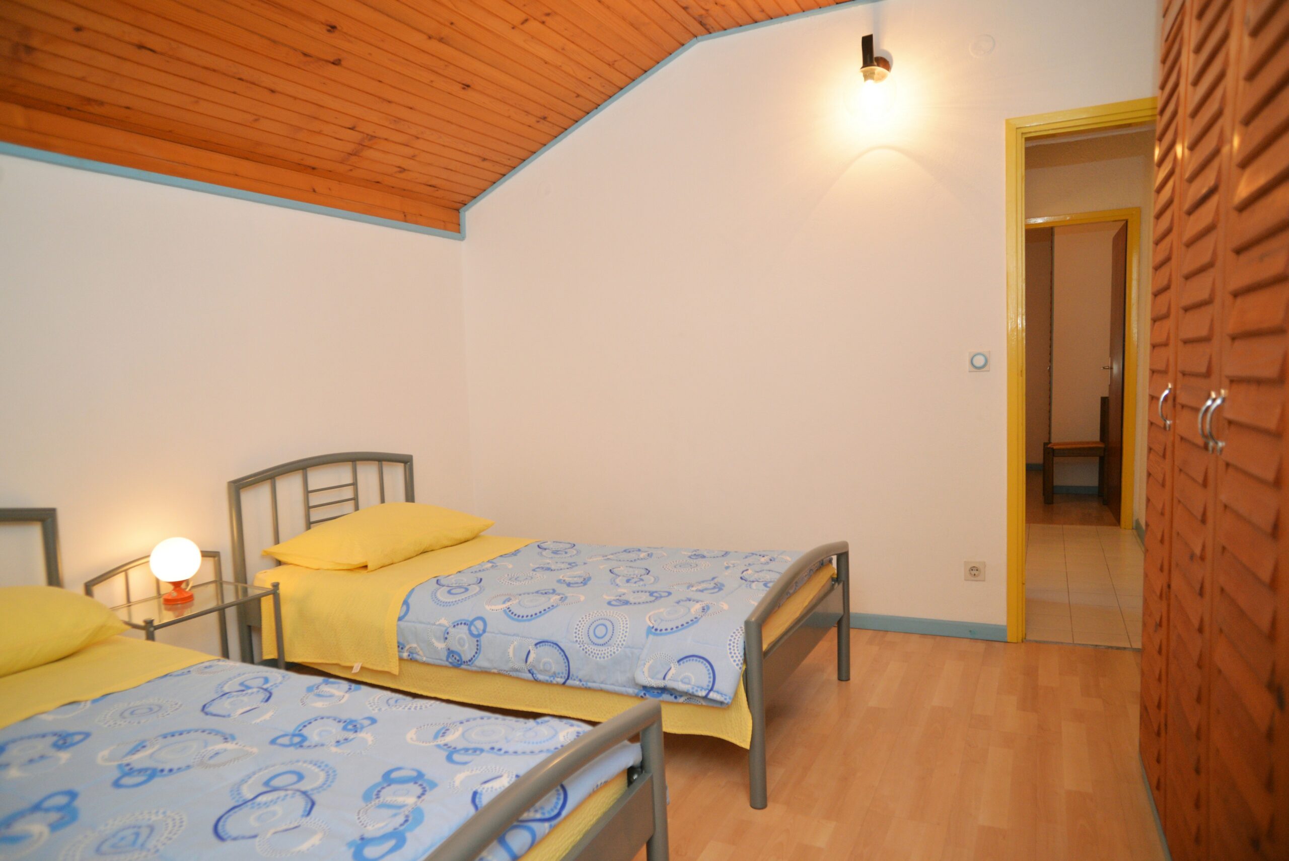 Spavaća soba s odvojenim krevetima, privatni smještaj Vodice
