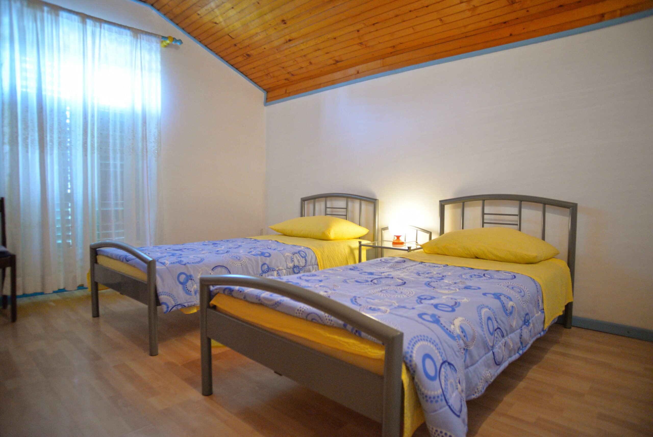 Soba s dva odvojena kreveta – apartman Vinko Vodice