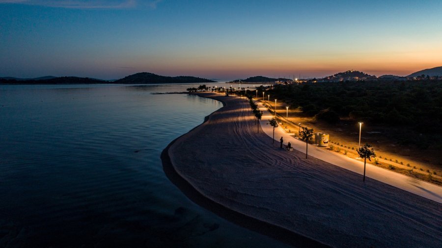 Novouredena šetnica uz more od Vodica do Tribunja noću